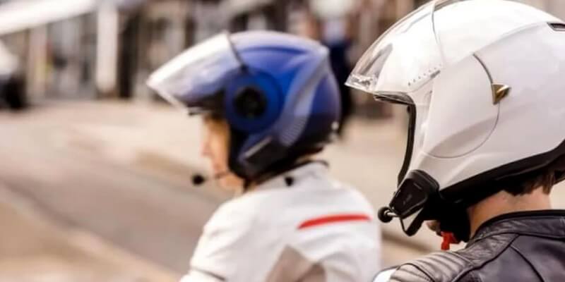 Dos motociclistas con cascos con intercomunicadores