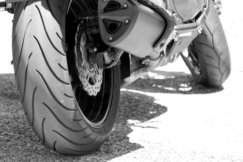 Motocicleta con neumático desgastado
