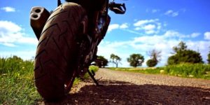 Motocicleta con un neumático desgastado en la carretera.