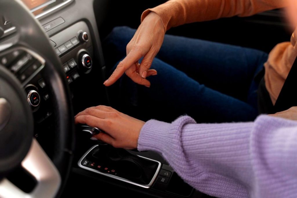Mujer aprendiendo a usar una transmisión automática