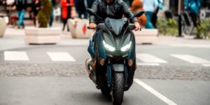 motociclista moderno conduce motocicleta carretera ciudad