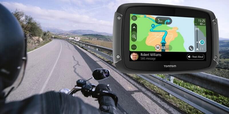 Un motorista en la carretera con un GPS de moto Tomtom