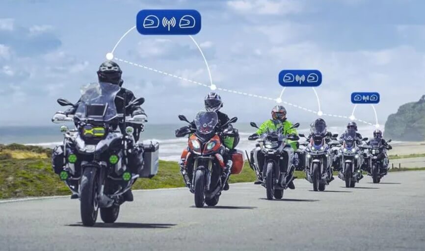 Grupo de motociclistas que utilizan el intercomunicador de motocicleta Lexin G2P para comunicarse