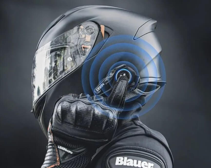 Motociclista que utiliza el intercomunicador de motocicleta Lexin G2P para comunicarse