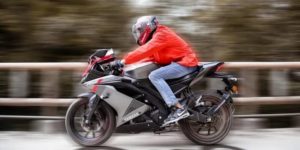 Motociclista en una motocicleta Yamaha R1 en la carretera