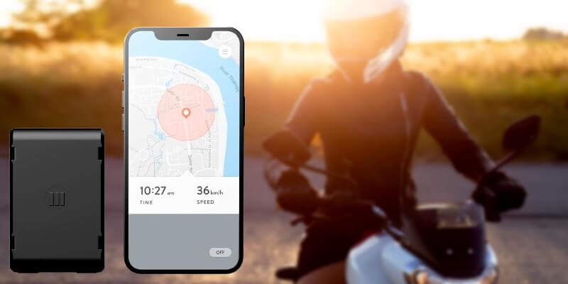 Motociclista en la carretera con un rastreador GPS para motocicleta