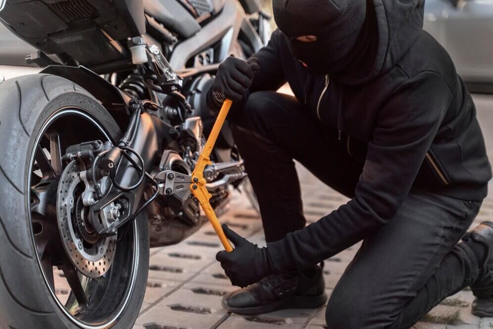 hombre preparándose para robar una motocicleta